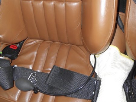 Inflatable lumbar support fitted behind seat upright